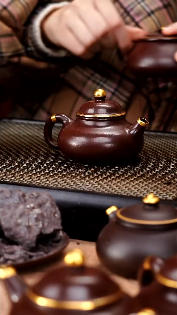 茶壶紫砂四号井茄皮紫泥描金薄胎容天130cc