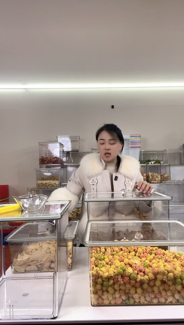 塑料30*25*20密封盒15套，玻璃盖3套