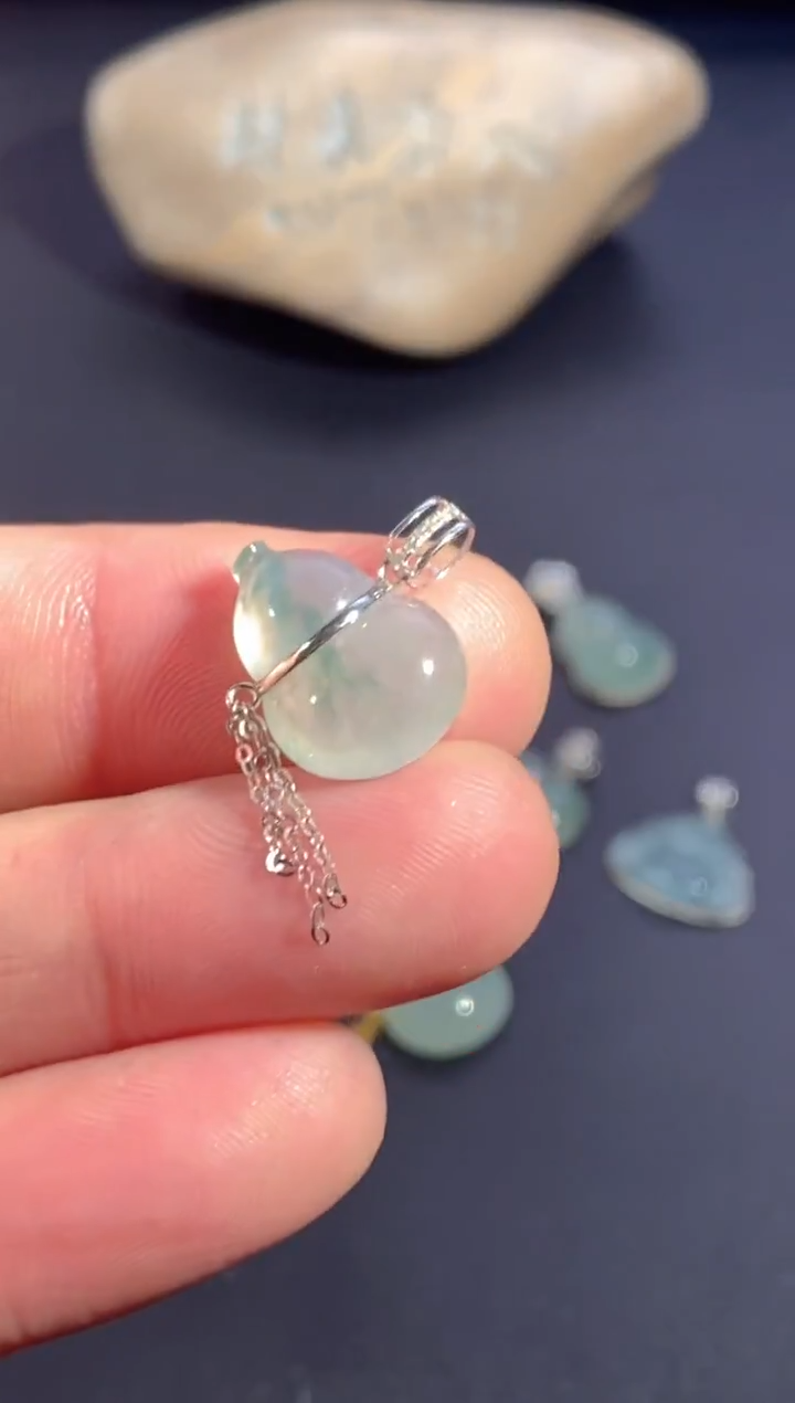 颈饰18K金镶嵌翡翠        