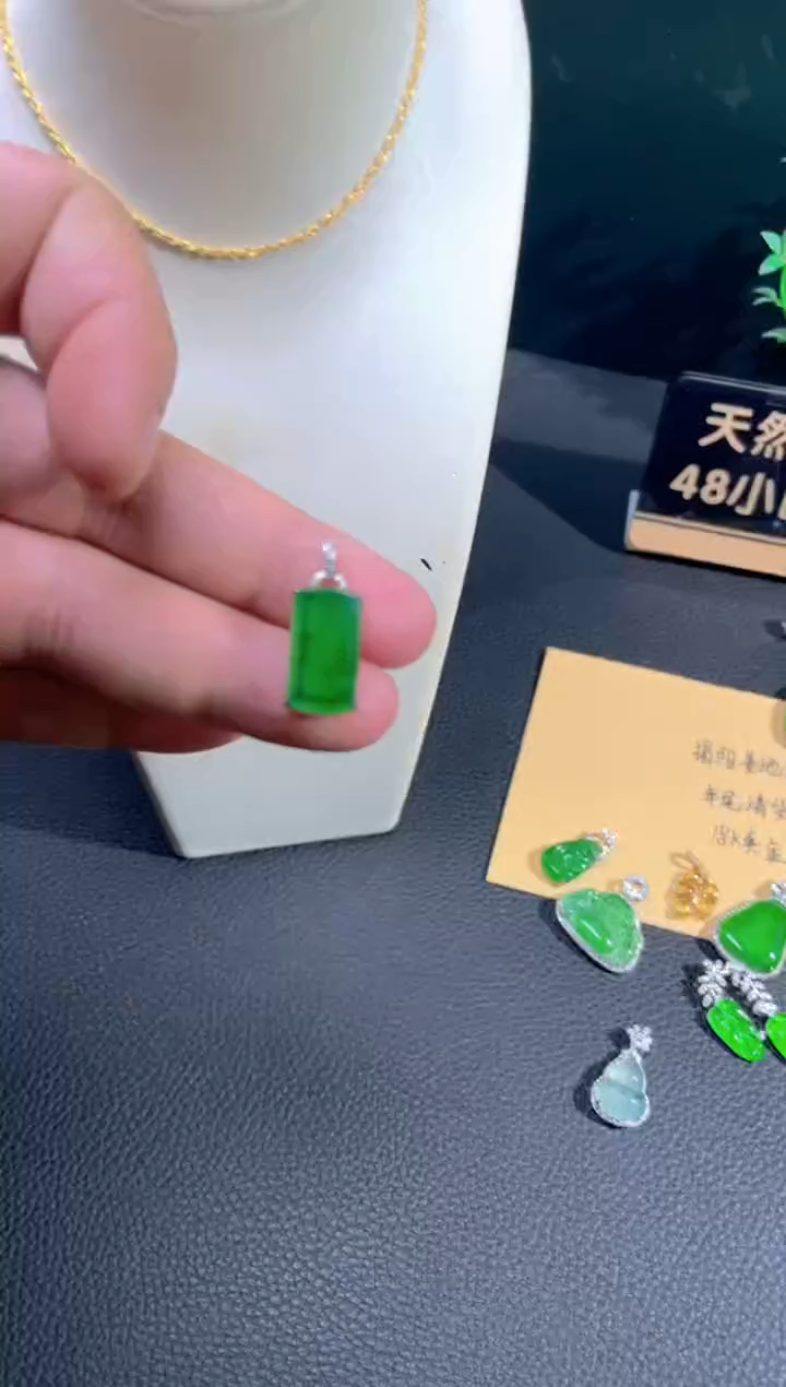 【闪购商品】翡翠颈饰18K金镶嵌翡翠