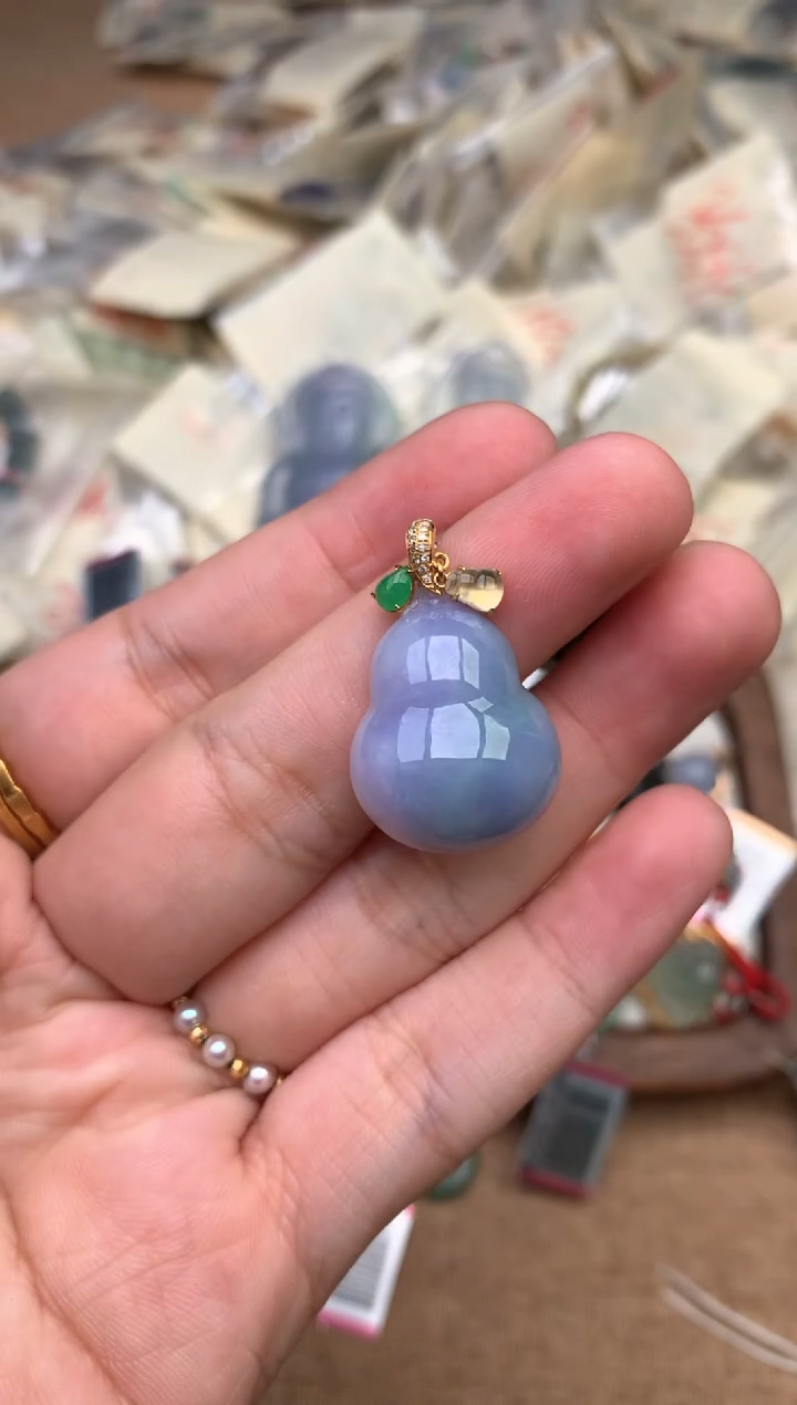 18K金镶嵌挂件翡翠 —