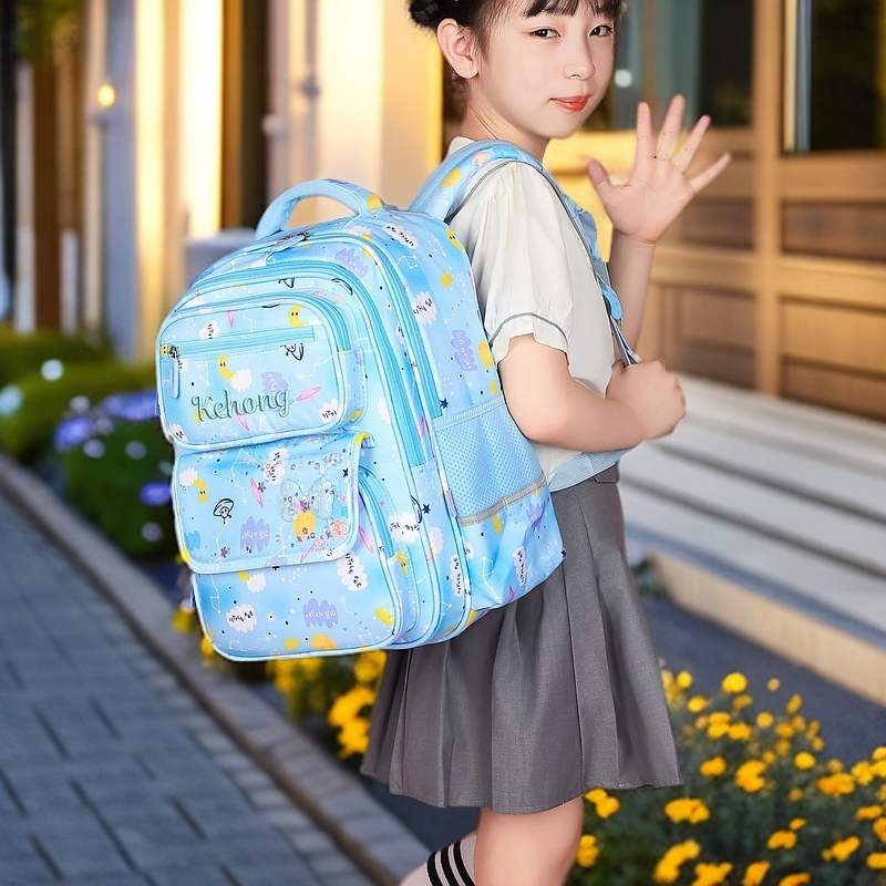 一二三年级书包女小学生轻便防水多层儿童迷彩2-3-4年级男孩书包