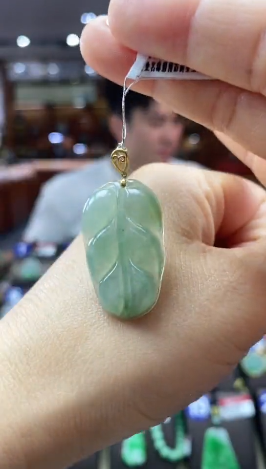 颈饰18K金镶嵌翡翠叶子