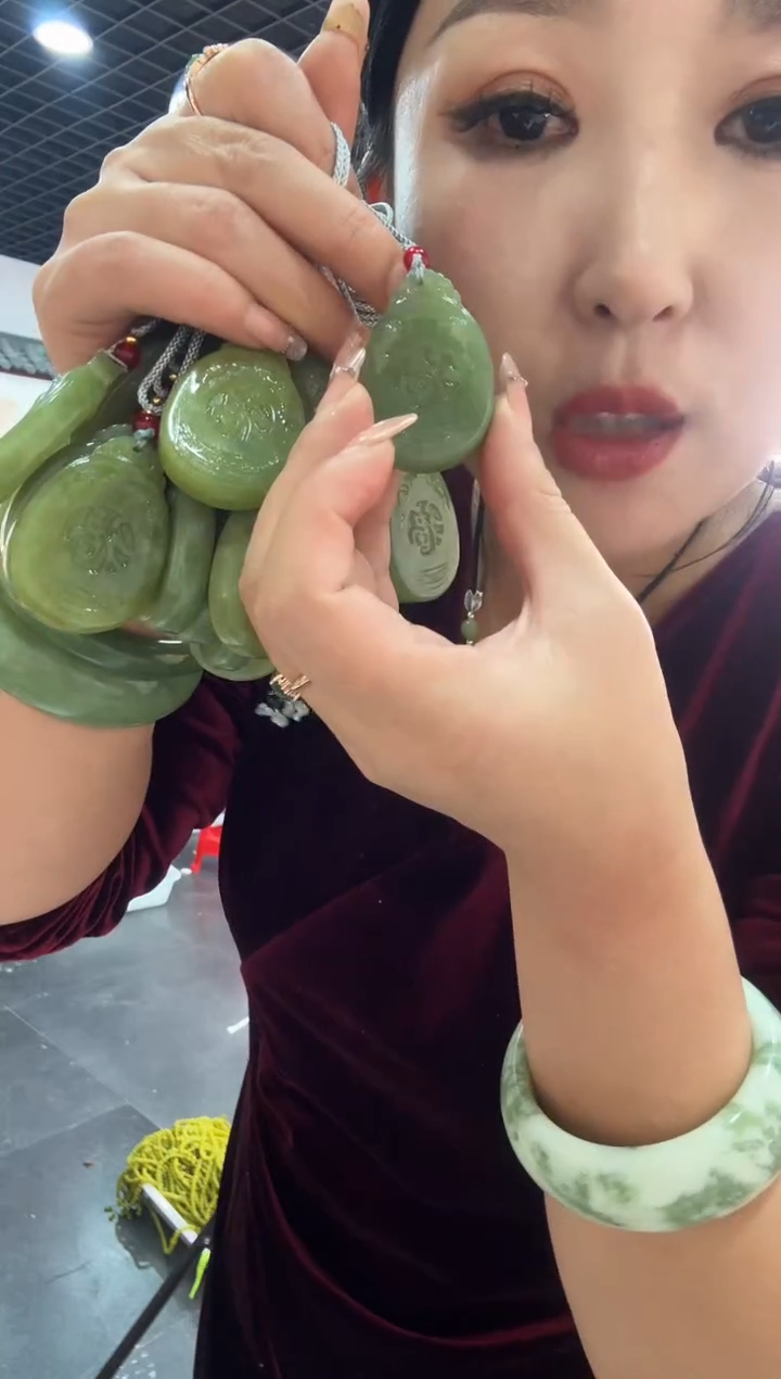 【闪购商品】岫玉颈饰未镶嵌湖水绿福牌