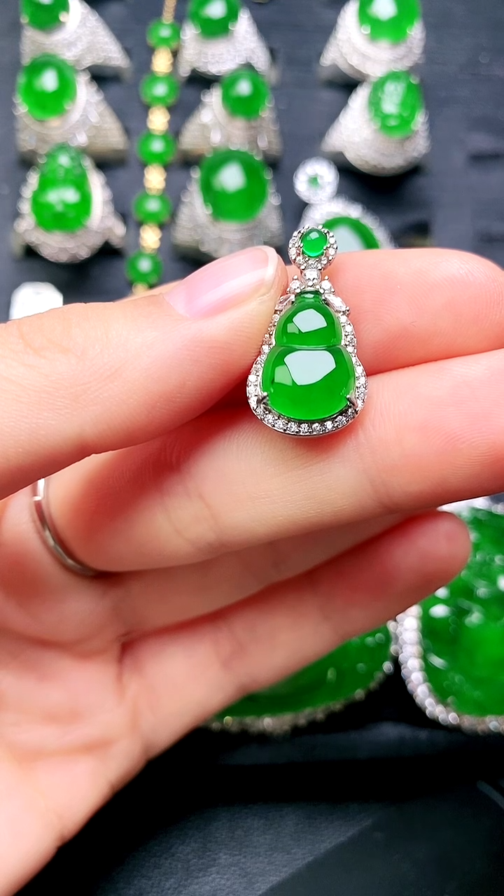 【闪购商品】翡翠吊坠(赠链)未镶嵌吊坠