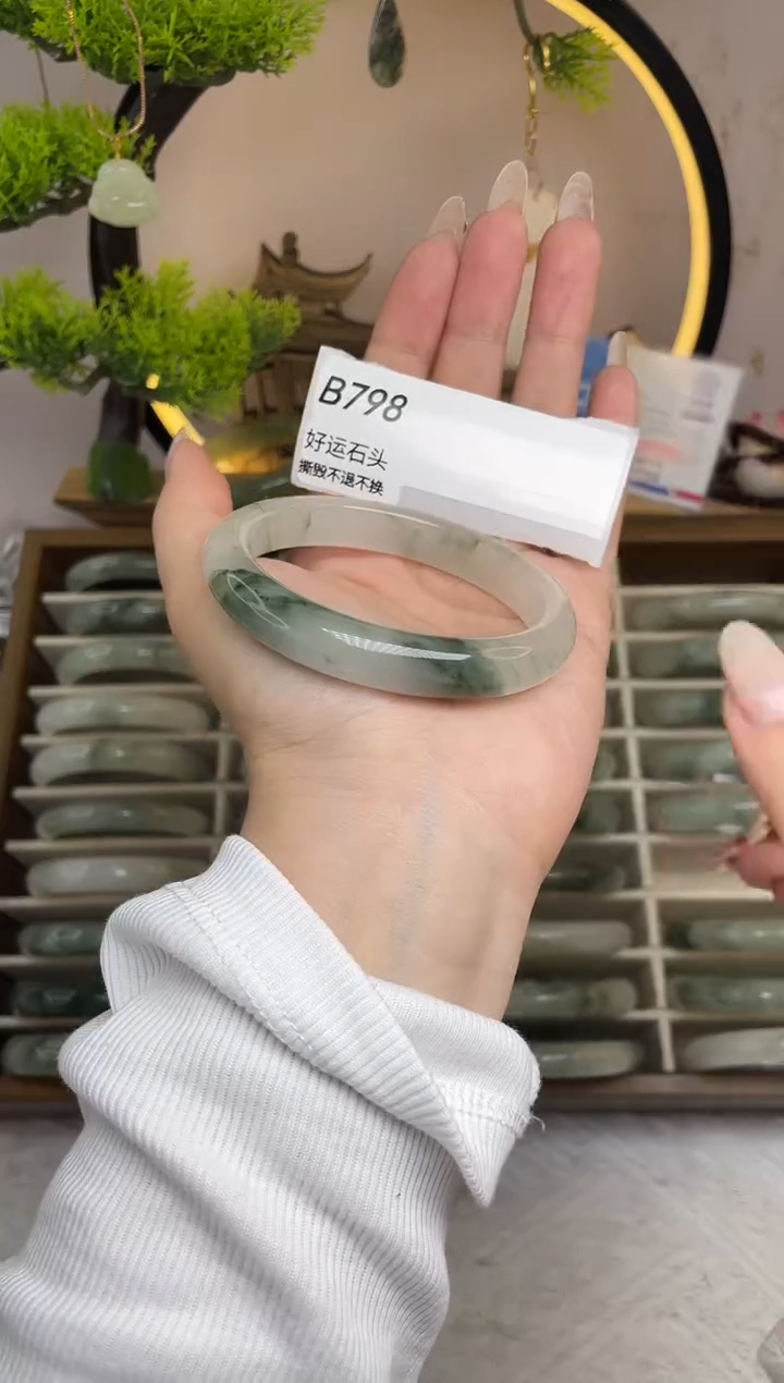 未镶嵌手镯石英质玉B798瑕