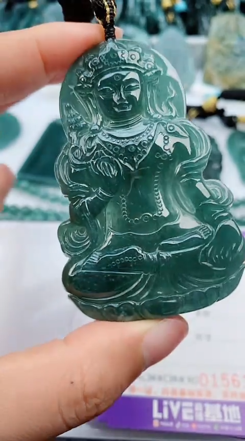 翡翠未镶嵌颈饰           