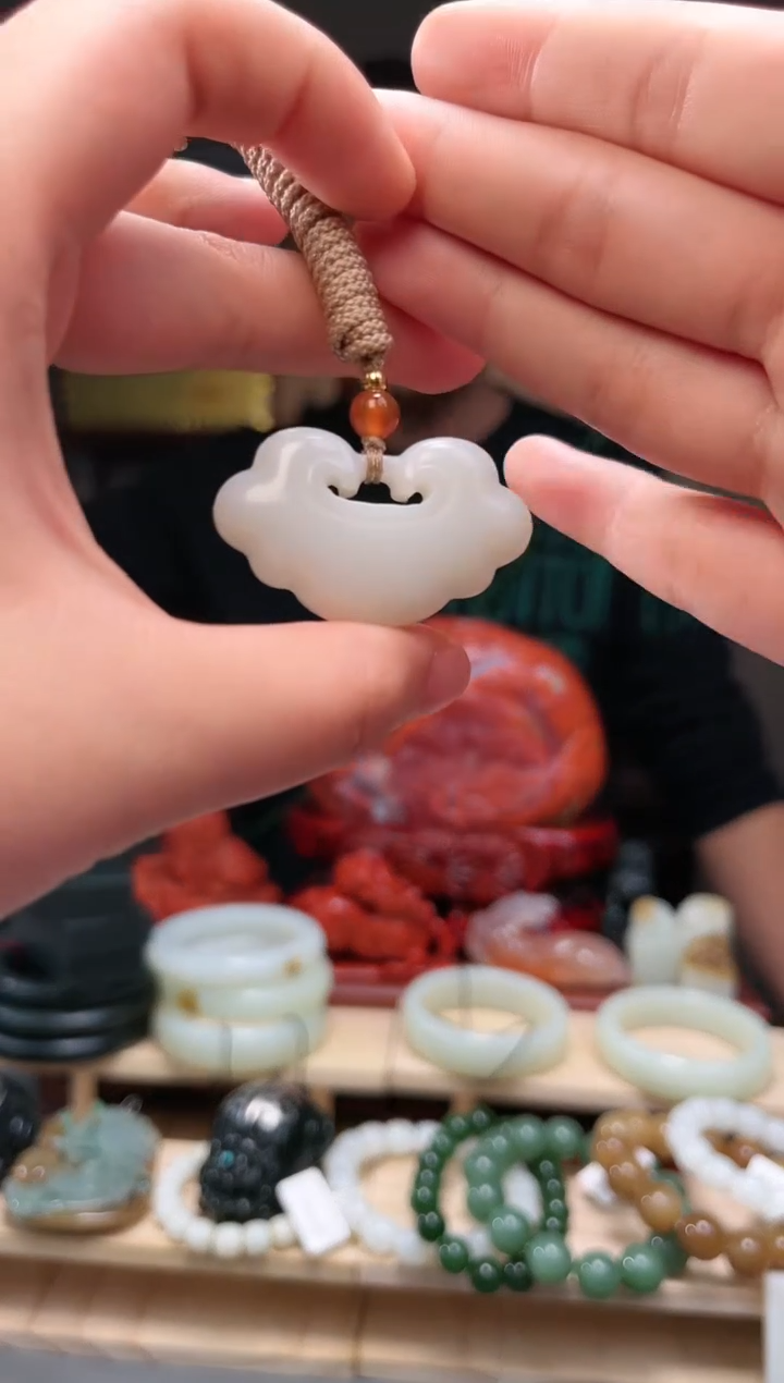 颈饰未镶嵌和田玉吊坠