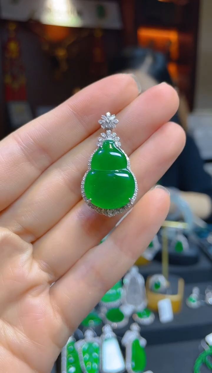 【闪购商品】翡翠颈饰18K金镶嵌118011天然A货翡翠葫芦吊坠
