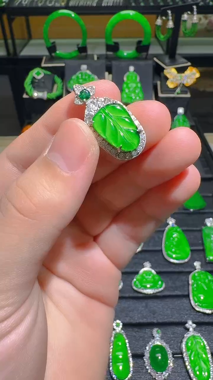 【闪购商品】翡翠吊坠(赠链)未镶嵌天然A货翡翠