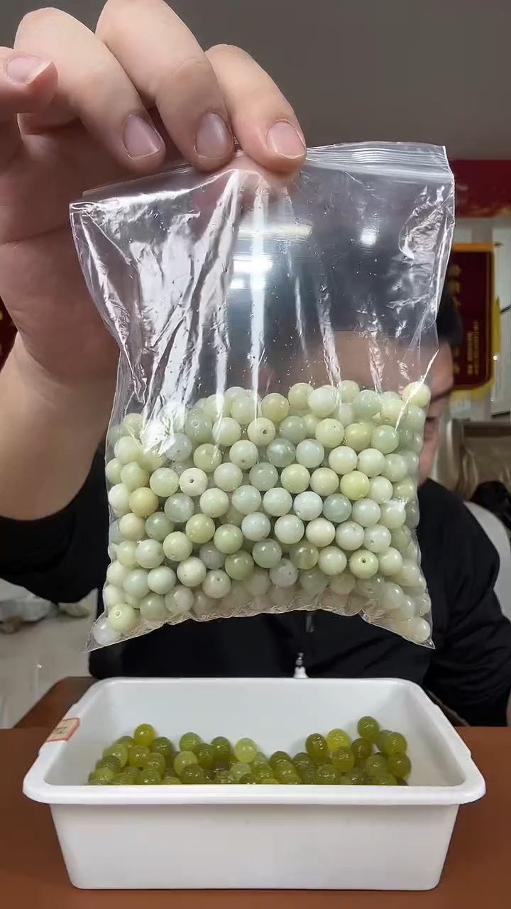 未镶嵌岫玉其它多样性发货一件  未挑选