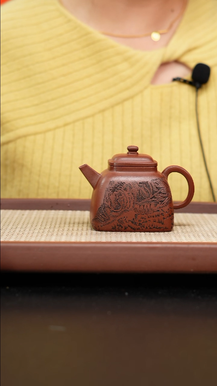 【闪购商品】紫砂茶壶红皮龙四方坦然刻绘虎