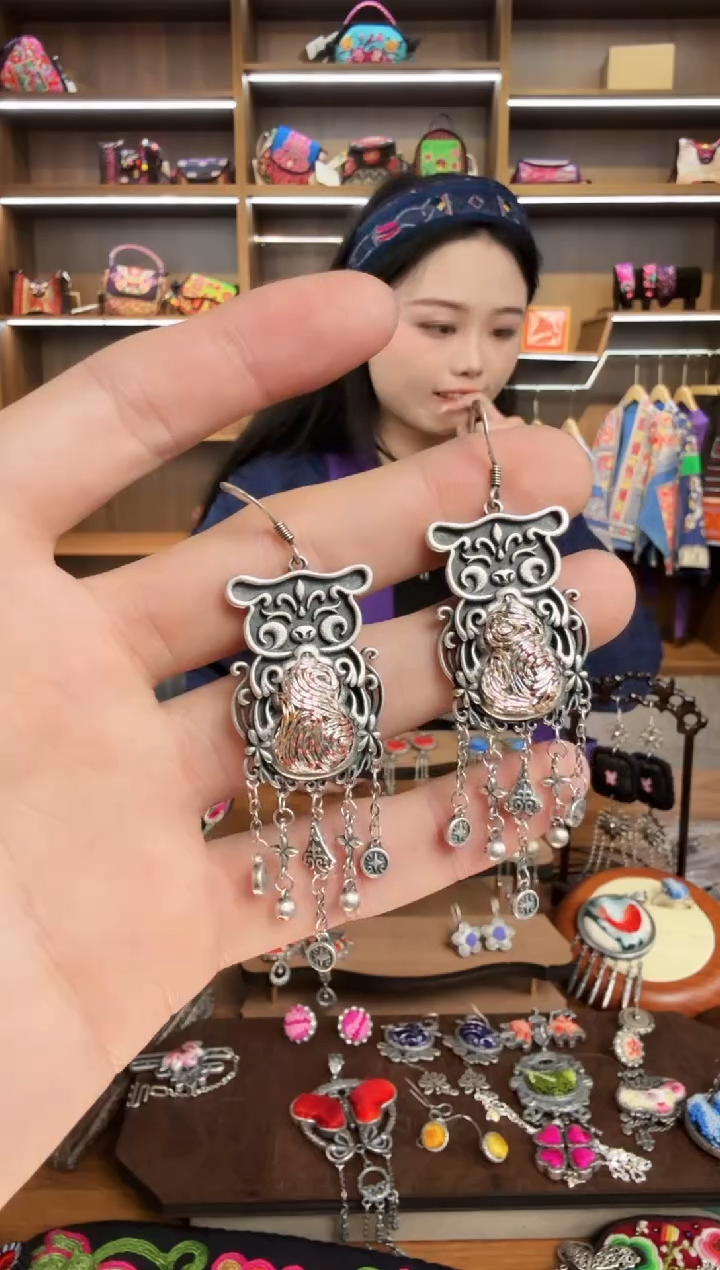 【闪购商品】织绣211蒙阿苏苗绣传承