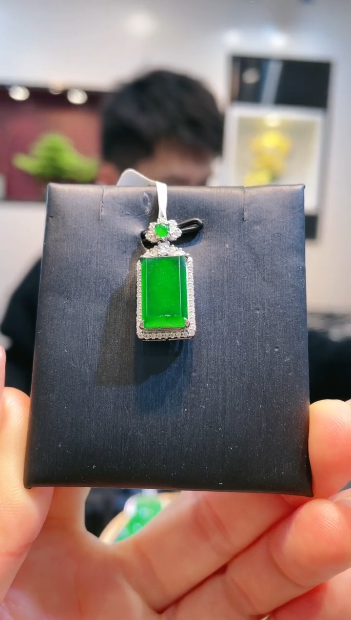 【闪购商品】翡翠颈饰18K金镶嵌A17天然A货翡翠吊坠