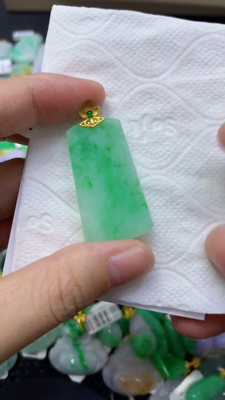 颈饰18K金镶嵌翡翠天然缅甸翡翠A货