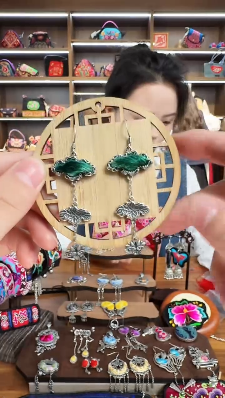 【闪购商品】织绣94蒙阿苏苗绣传承