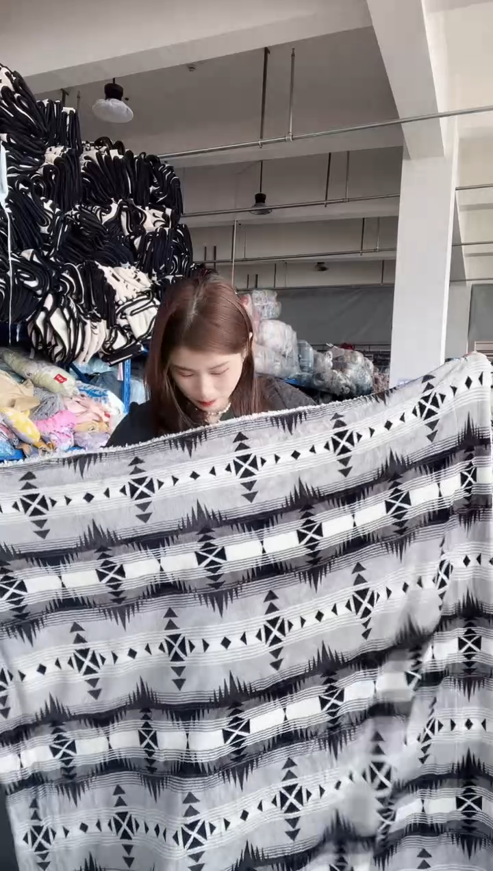 牛奶绒主播手上展示