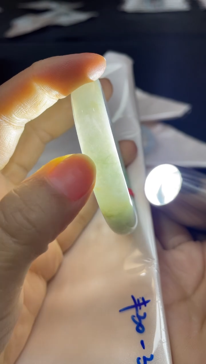 未镶嵌手镯翡翠不****?翡翠手镯