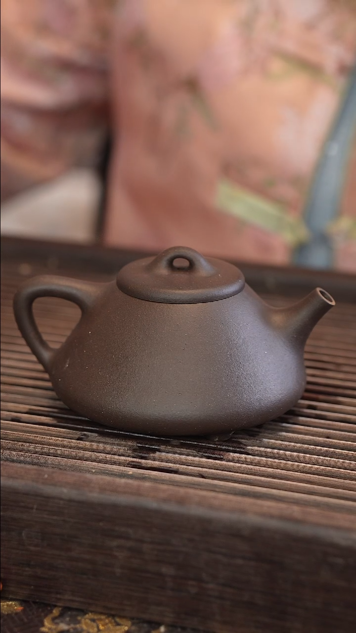 茶壶紫砂子冶石瓢 黑金砂 半手工 240cc