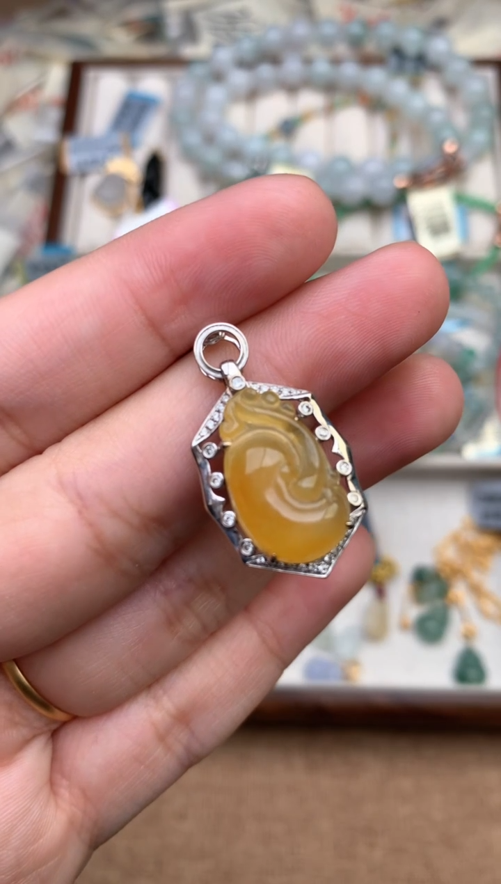 18K金镶嵌挂件翡翠一