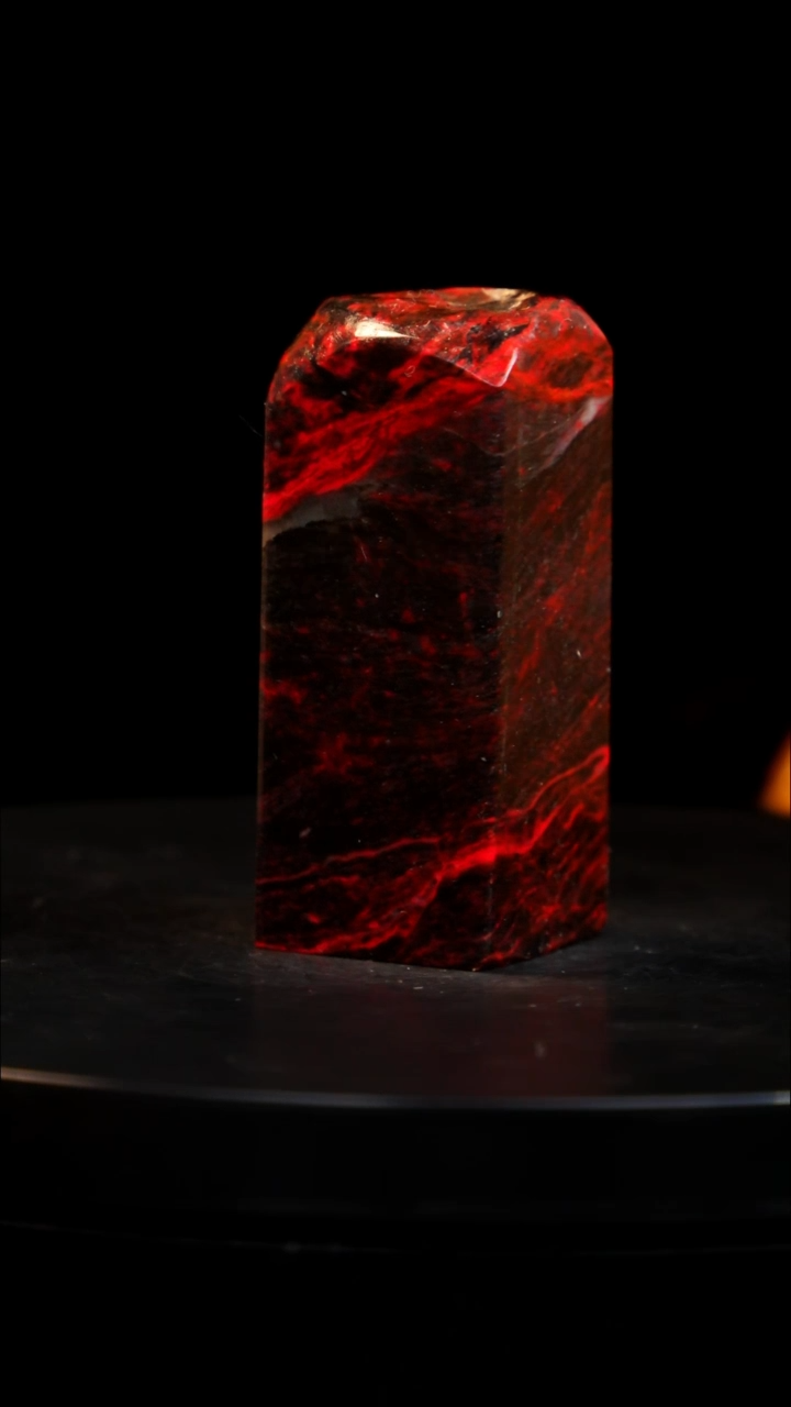 鸡血石黑牛角鸡血石