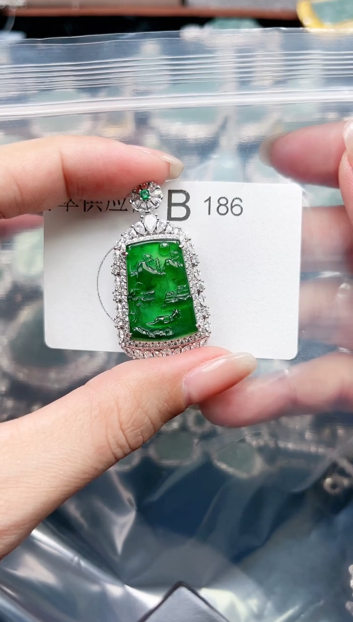 【闪购商品】翡翠颈饰未镶嵌赠皮绳186