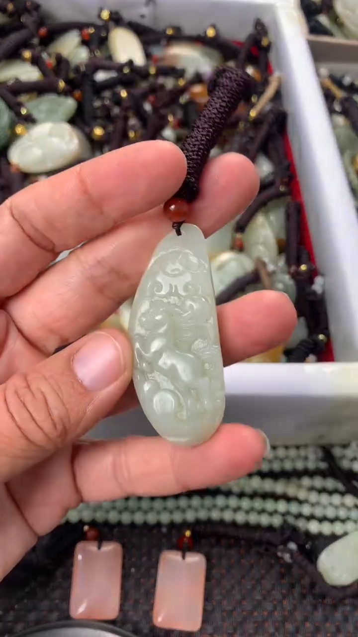 【闪购商品】和田玉颈饰未镶嵌多样性发货没有证书，拍一发一.有瑕