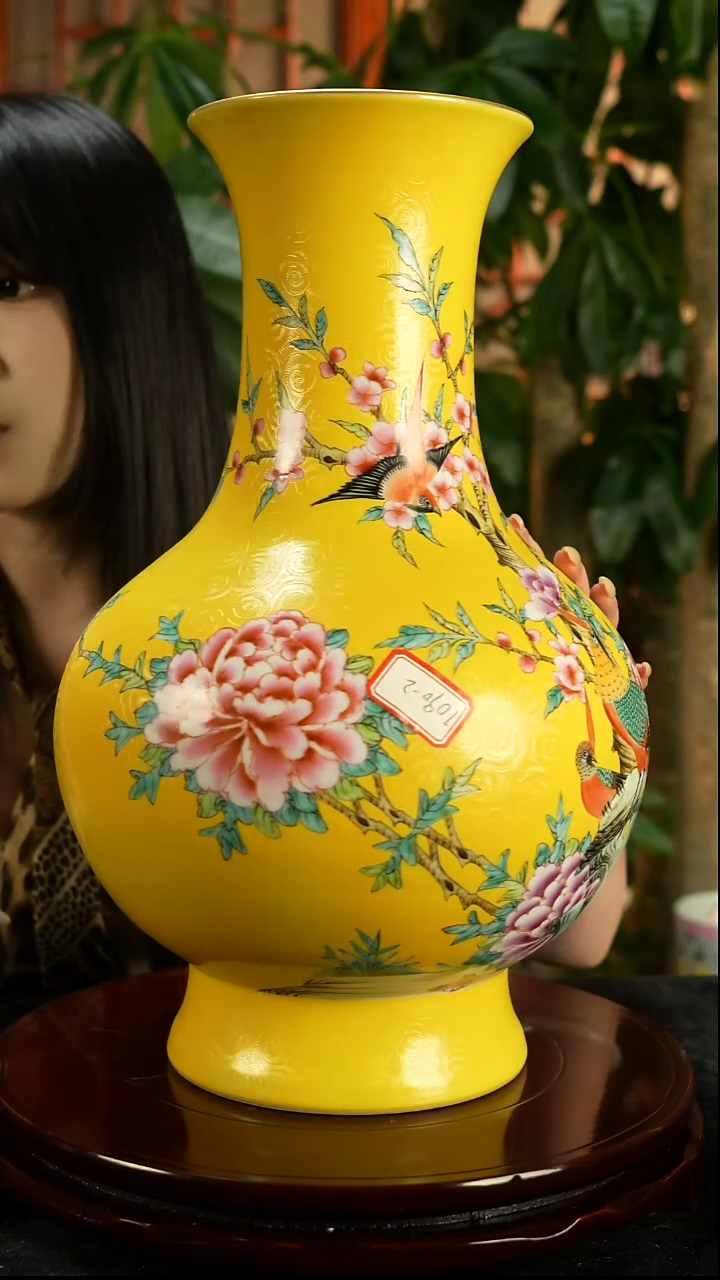 其他瓷黄地粉彩赏瓶一对