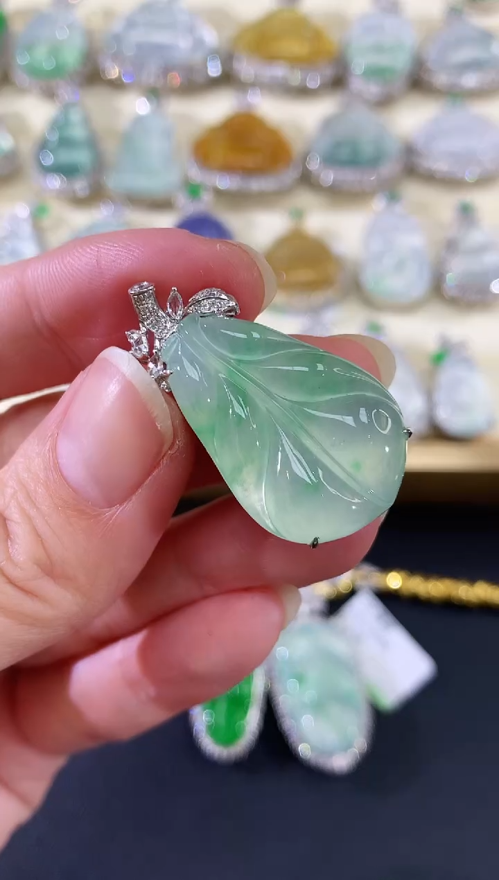 吊坠(不含链)18K金镶嵌翡翠260叶子|28000