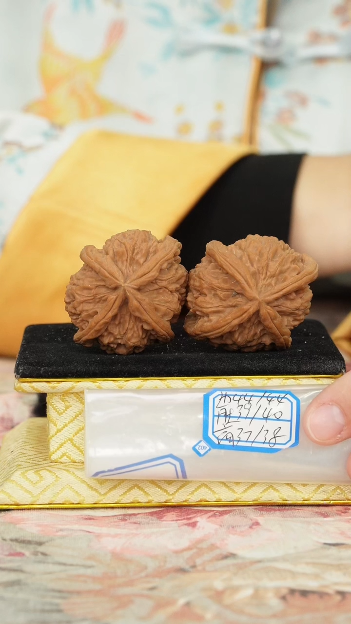 【闪购商品】文玩核桃把件红狮子头四棱