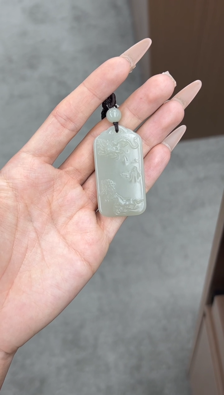 吊坠(赠链)未镶嵌和田玉且末近矿微色差吊坠J