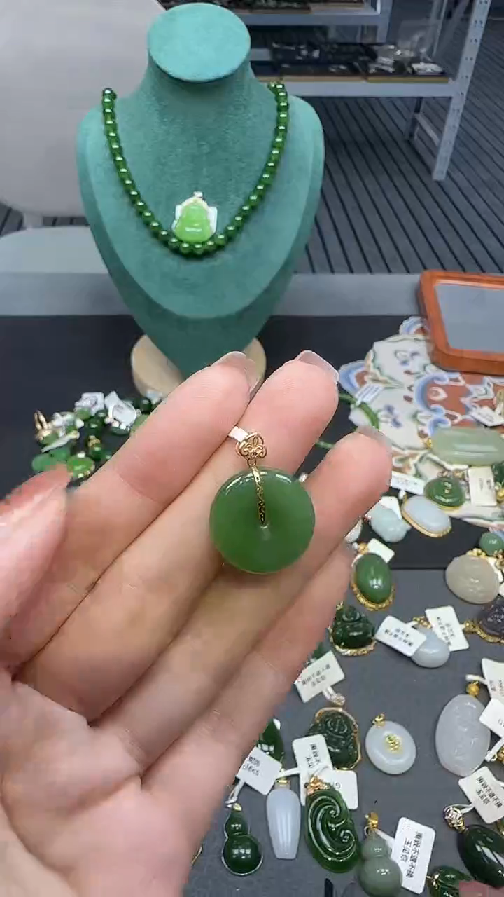 18K金镶嵌和田玉挂件1