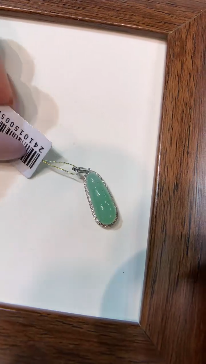 颈饰18K金镶嵌翡翠福瓜