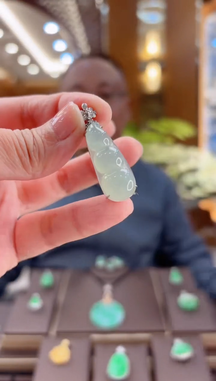 【闪购商品】翡翠吊坠(赠链)18K金镶嵌四季豆吊坠