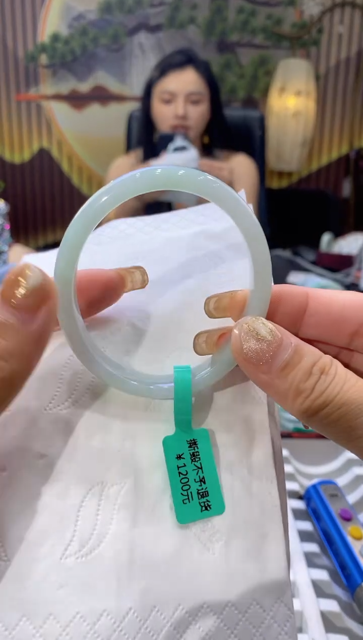 翡翠手镯未镶嵌多人05031