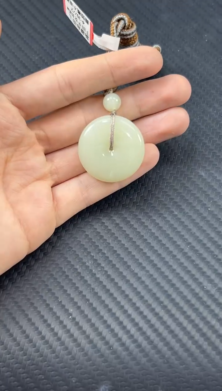 和田玉未镶嵌吊坠(赠链)于田微色差平安扣