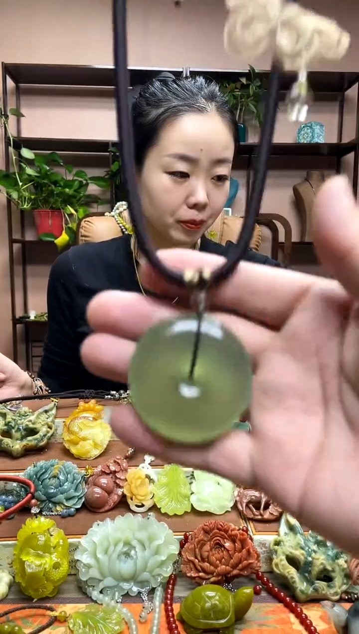 未镶嵌岫玉吊坠多样性发货发其中之一