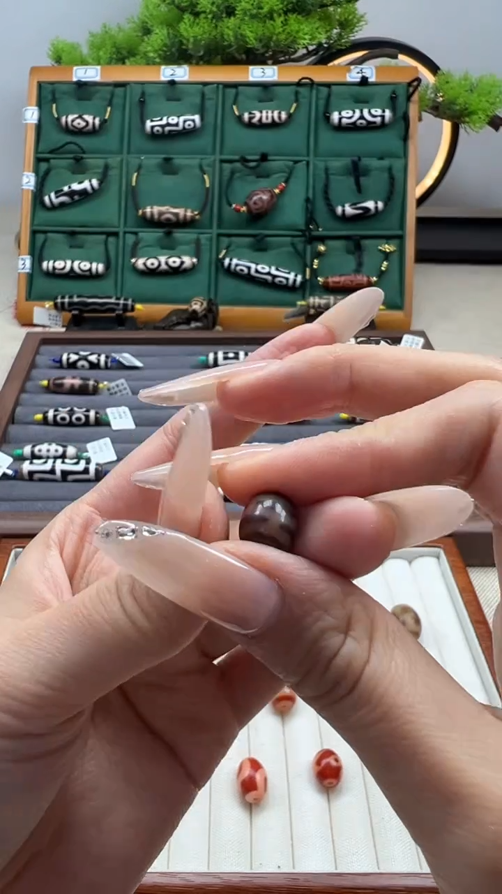 玛瑙/玉髓（覆膜）颈饰未镶嵌70微瑕随机发货