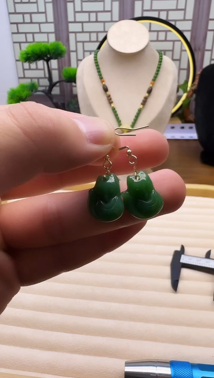 14K金镶嵌和田玉耳饰E135      