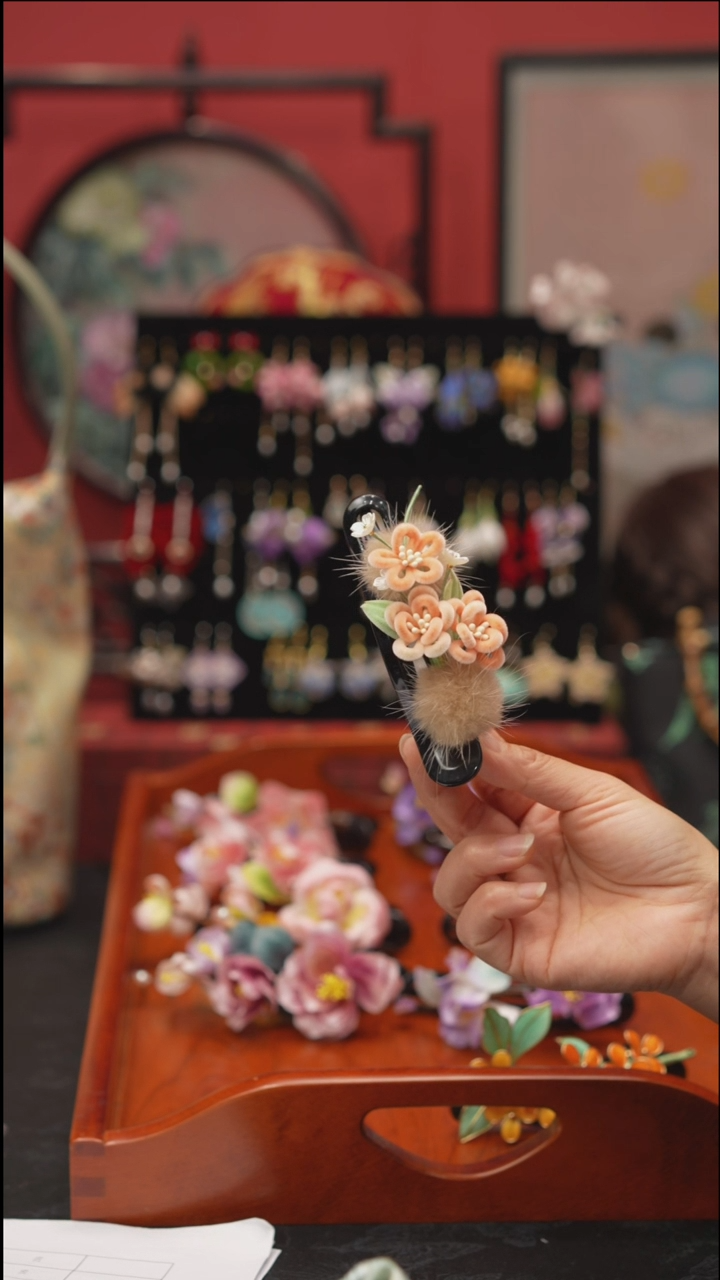 刺绣非遗绒花饰品 