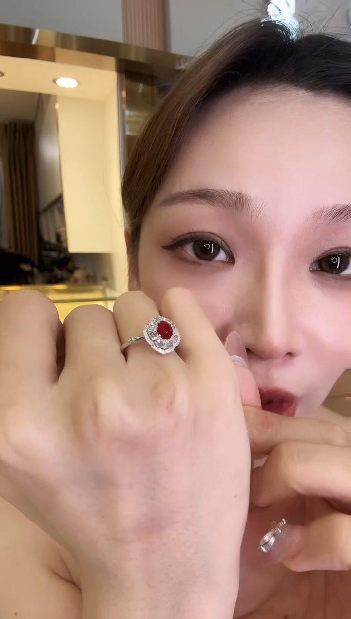 18K金镶嵌戒指红宝石1.2ct