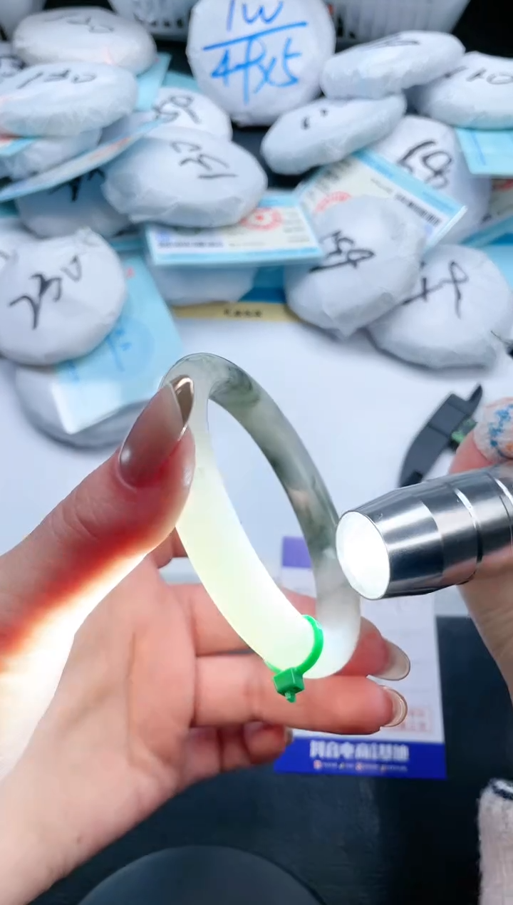 【闪购商品】石英质玉手镯未镶嵌18V91-58