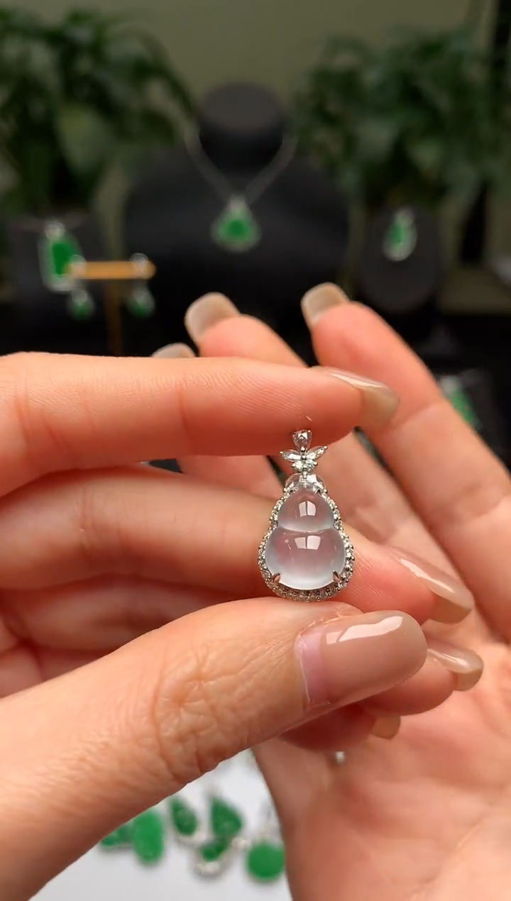 颈饰18K金镶嵌翡翠葫芦