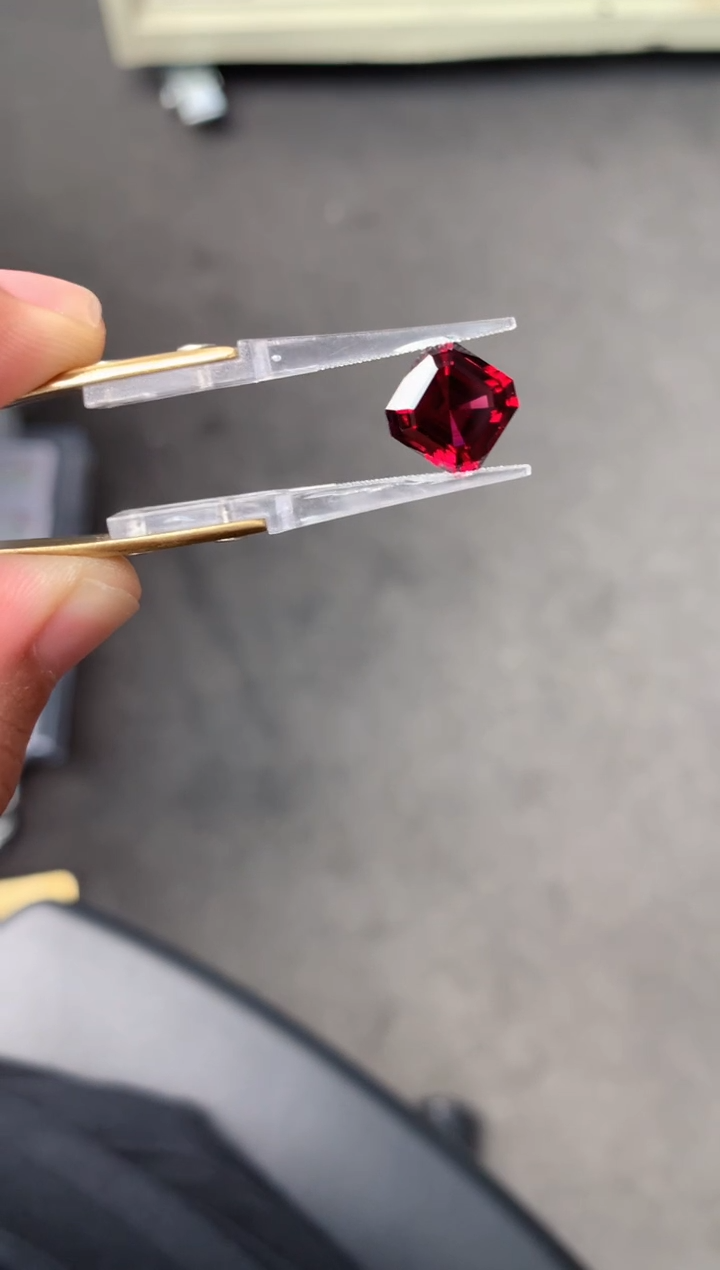 【闪购商品】石榴石裸石未镶嵌5.9ct镁铝榴石