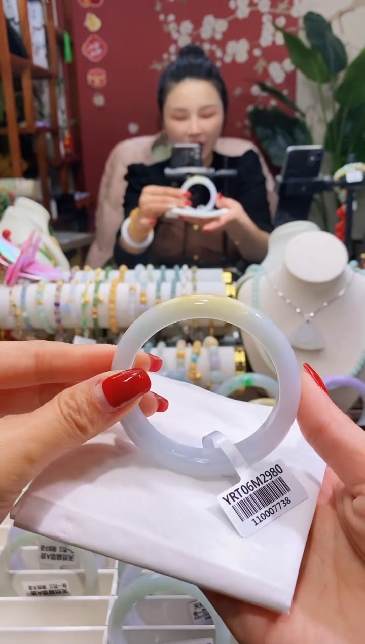 【闪购商品】翡翠手镯未镶嵌96鸡蛋黄5556/12.0*8.3