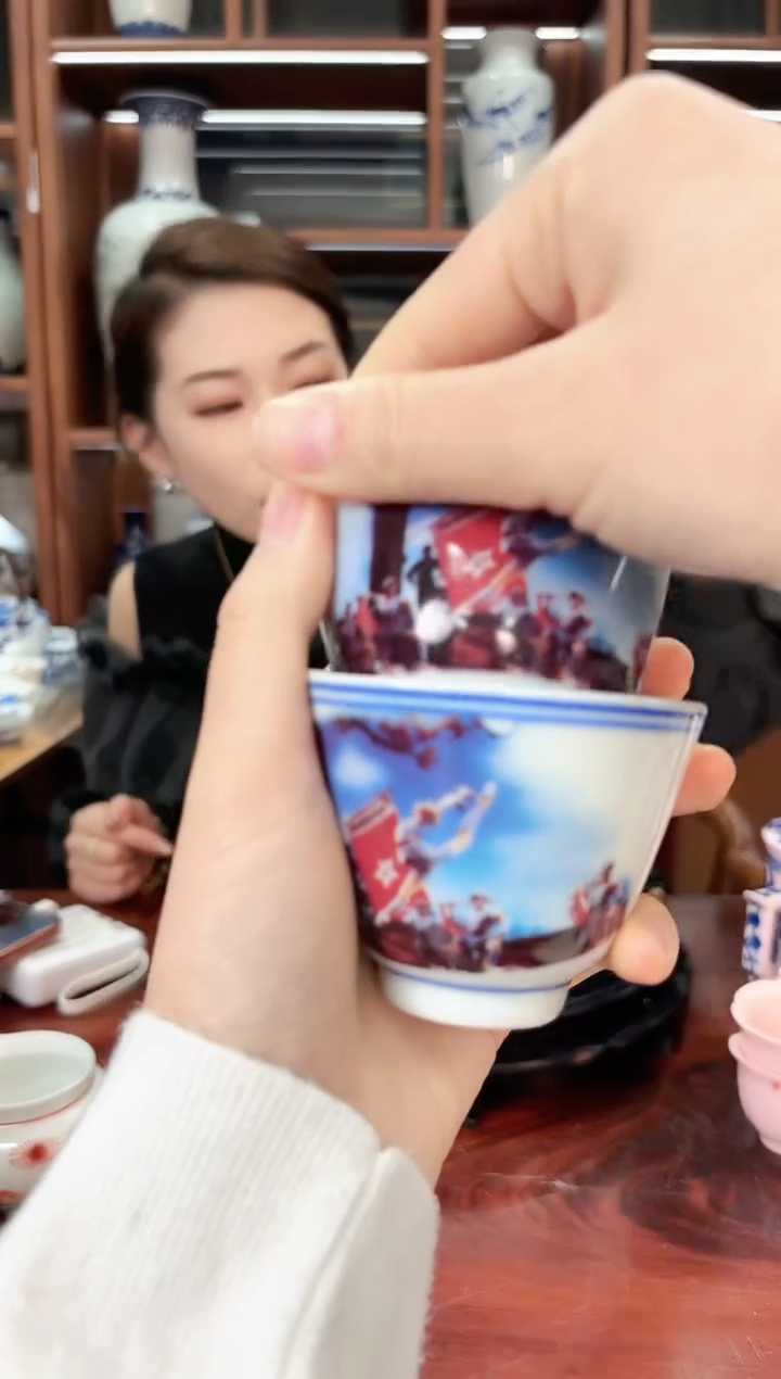 A55景德镇红色娘子铃铛杯两只