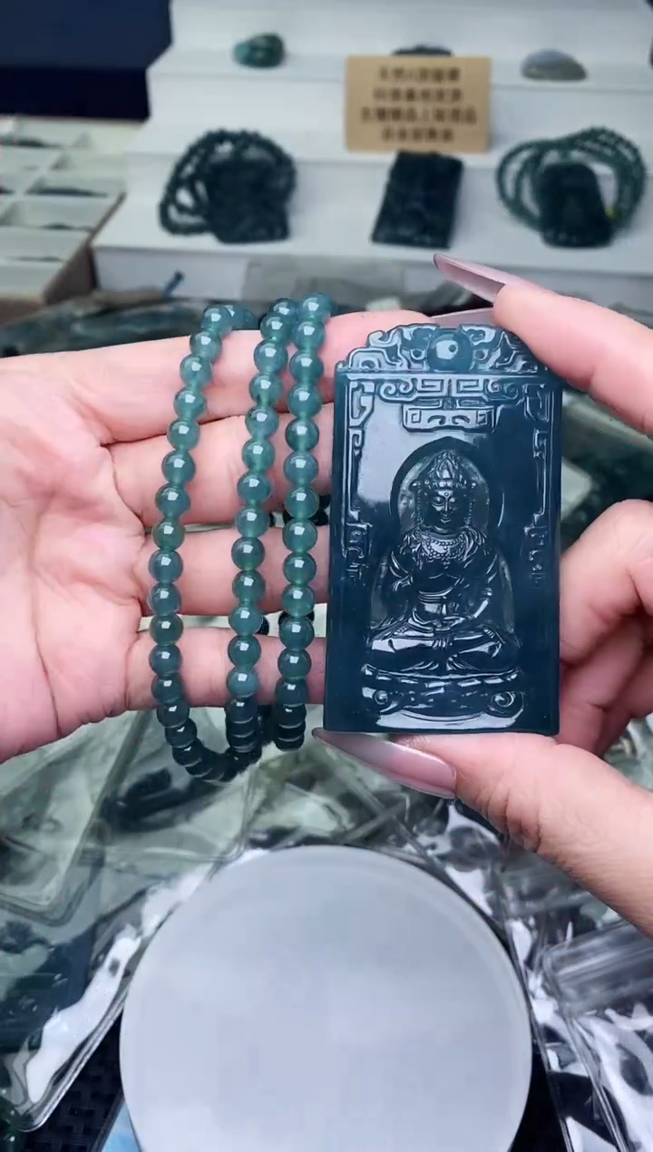 颈饰未镶嵌翡翠 