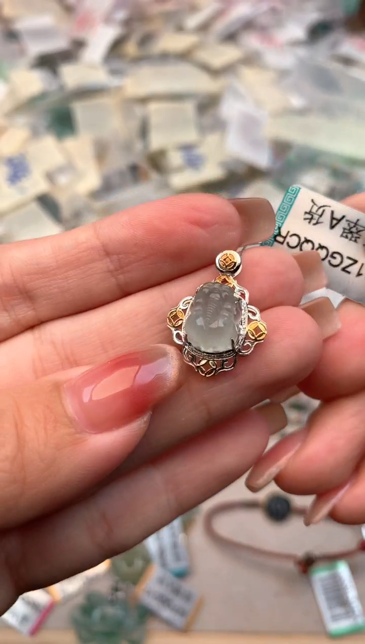 18K金镶嵌挂件翡翠一