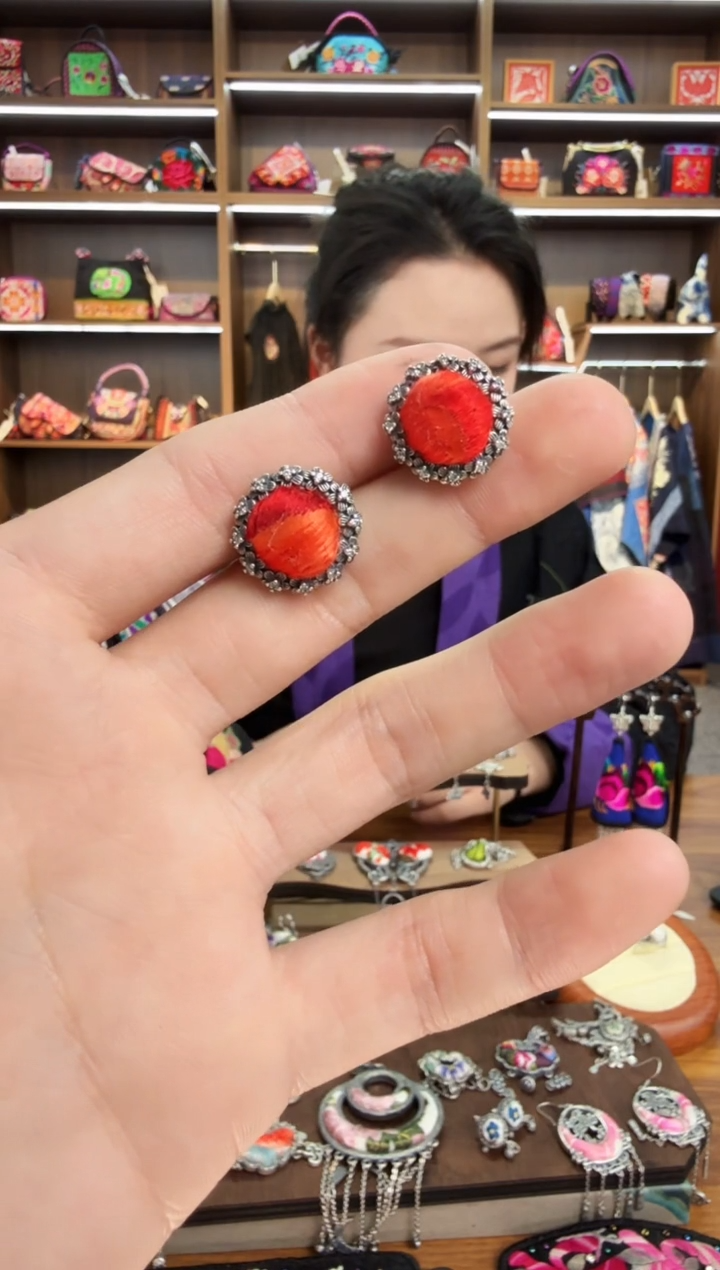 【闪购商品】织绣34蒙阿苏苗绣传承