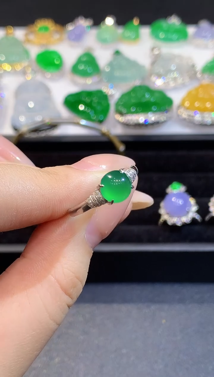 18K金镶嵌戒指翡翠多样性发其一